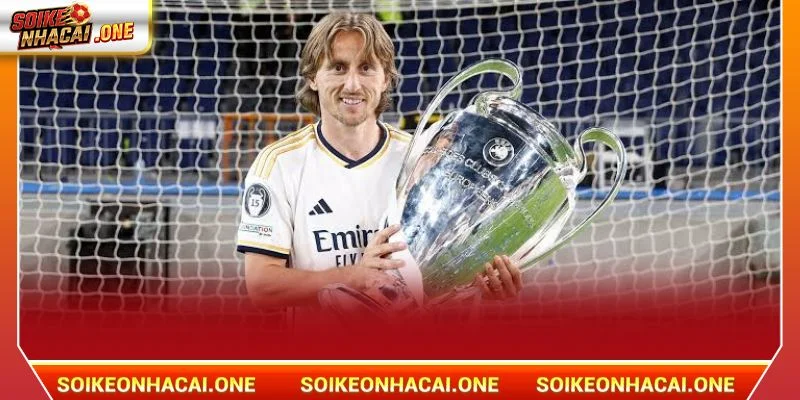  Luka Modric sở hữu lối chơi bóng đỉnh cao, tinh tế và đầy khôn khéo.