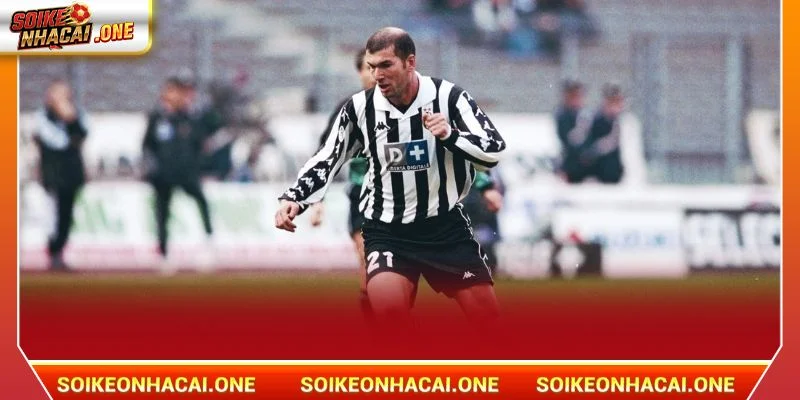 Cầu Thủ Hay Nhất Juventus: 5+ Huyền Thoại Của Bà Đầm Già Zidane đã biến khu trung tuyến của Juve thành sân khấu trình diễn nghệ thuật.